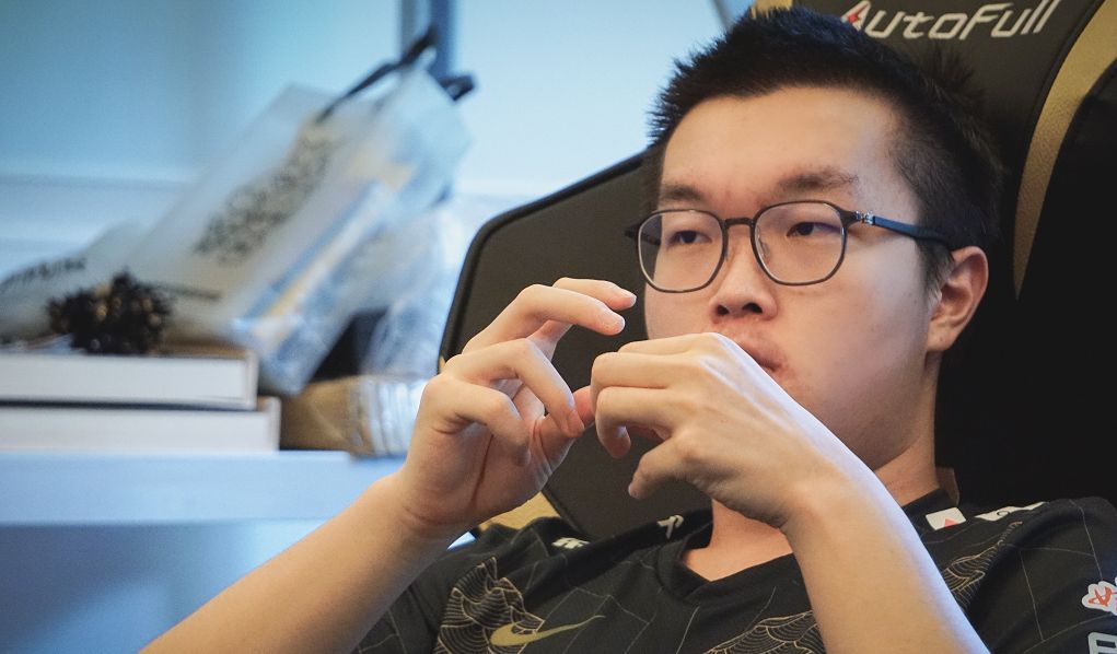 开云体育APP下载-V5翻盘EG，Xiaohu操刀奇招英雄翻盘鏖战多局四强赛，点燃全场激情